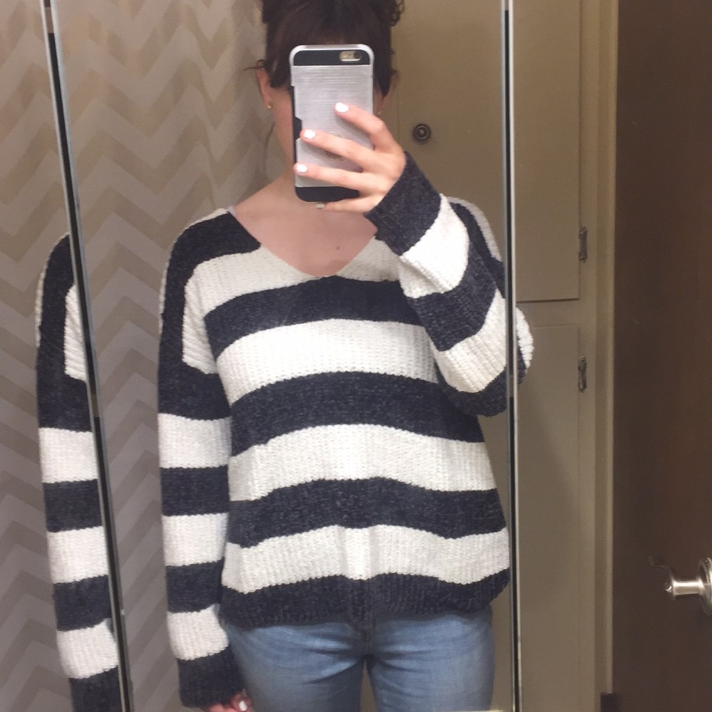 Brand New Black & White Knit Sweater - Picture 5 of 5